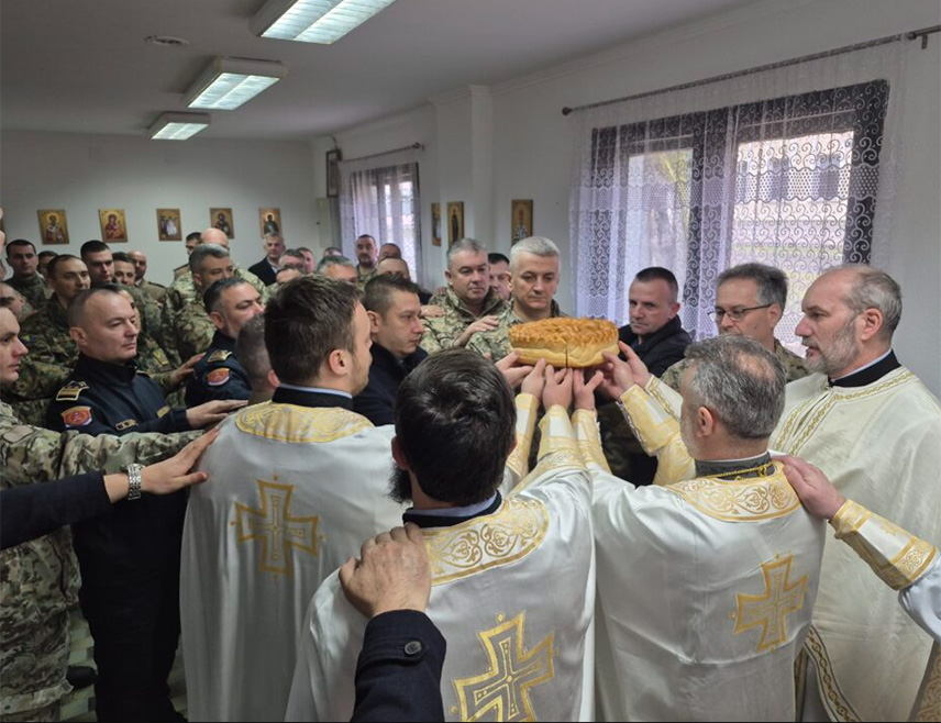 САРАЈЕВО, 20. ФЕБРУАРА /СРНА/ - Замјеник министра одбране у Савјету министара Александар Гогановић присуствовао је данас обиљежавању крсне славе Светог великомученика Теодора Стратилата у касарни "Здравко Челар" у Дервенти, гдје је поручио да је важно очувати снажну везу са Српском православном црквом.