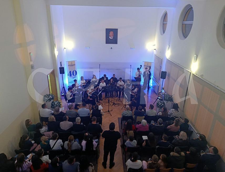 ПРЊАВОР, 20. ФЕБРУАРА /СРНА/ - У Школи за основно и средње музичко образовање "Константин Бабић" у Прњавору вечерас је заједничким концертом са бањалучким Градским тамбурашким оркестром завршена двоседмична манифестација обиљежавања 40 година постојања и рада Музичке школе.