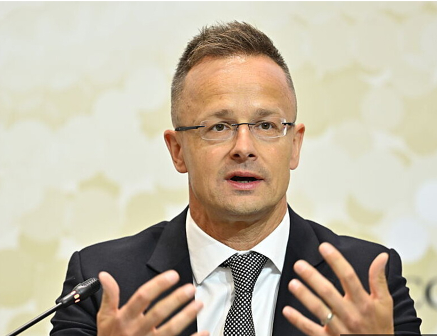 БУДИМПЕШТА, 21. ФЕБРУАРА /СРНА/ - Сукоби између Брисела и Мађарске настали су зато што Будимпешта брани свој национални интерес, изјавио је мађарски миистар спољних послова Петер Сијарто.