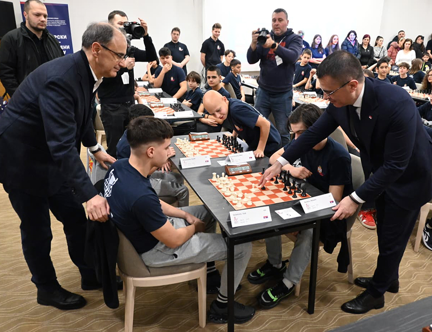 БЕОГРАД, 21. ФЕБРУАРА /СРНА/ - Шаховски турнир "Мајсторски потез - јединствени за Србију" окупио је данас у Београду стотину младих из дијаспоре и региона.