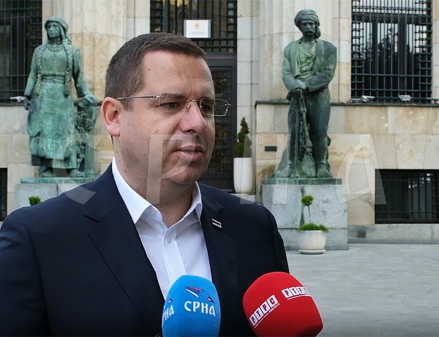 БАЊАЛУКА, 21. ФЕБРУАРА /СРНА/ - Када Елмедин Конаковић каже да ће "ставити на своје мјесто" лидера СНСД-а Милорада Додика и цијели СНСД, а то су представници српског народа, то онда значи да он жели БиХ без Срба и Републике Српске, рекао је српски делегат у Дому народа Парламентарне скупштине БиХ Радован Ковачевић.