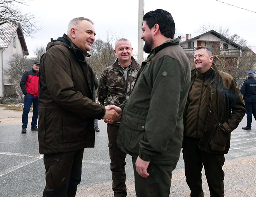 ШИПОВО, 21. ФЕБРУАРА /СРНА/ - Предсједник Владе Републике Српске Саво Минић присуствовао је данас ловачком дружењу у Стројицама код Шипова, гдје је организована хајка на вука.