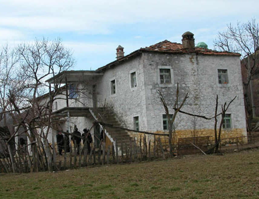 БЕОГРАД, 22. ФЕБРУАРА /СРНА/ - Адвокат Зоран Живановић изјавио је да је у интересу Албаније да се у осуђујућој пресуди четворици бивших лидера терористичке ОВК на челу са Хашимом Тачијем не нађу злочини извршени на њеној територији током рата 1998. и 1999. године који се помињу у оптужницима, јер би у том случају Тирана била умијешана у њих.