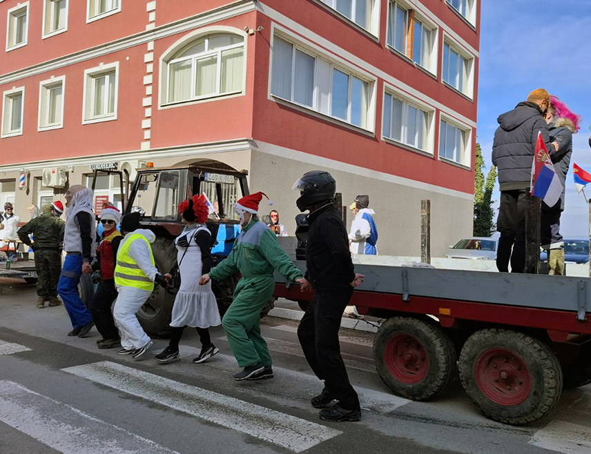 БРОД, 22. ФЕБРУАРА /СРНА/ - Традиционалне покладске машкаре одржане су данас у Броду у присуству великог броја дјеце и младих.