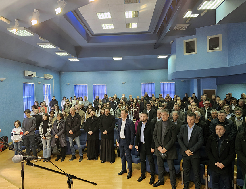 УГЉЕВИК, 22. ФЕБРУАРА /СРНА/ - У Угљевику је данас одржана завршна свечаност меморијално-културне манифестације "Јовићеви дани", која се одржава у част хероја Одбрамбено-отаџбинског рата пуковника Војске Републике Српске /ВРС/ Милана Јовића.