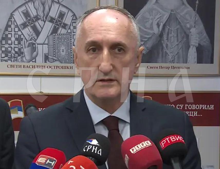 ПОДГОРИЦА, 22. ФЕБРУАРА /СРНА/ - Момчило Вуксановић поново је данас изабран за предсједника Српског националног савјета Црне Горе.