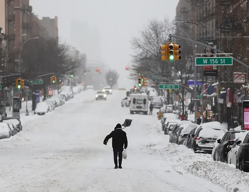 ЊУЈОРК, 23. ФЕБРУАРА /СРНА/ - Снажна зимска олука захватила је сјевероисток САД због чега су затворене школе, обустављен је јавни превоз и отказано је на хиљаде авионских летова, а у неколико држава проглашено је ванредно стање.