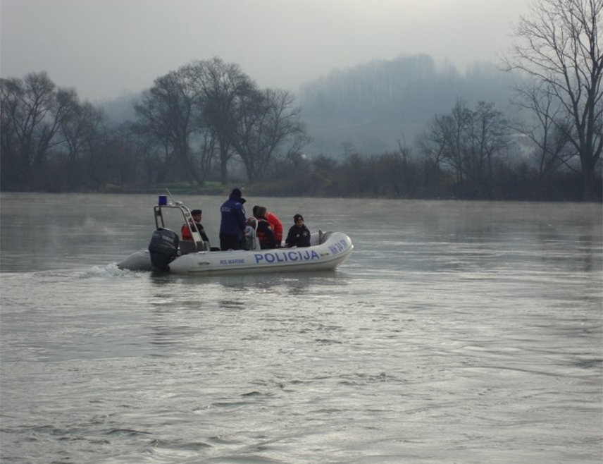 РОСУЉЕ, 23. ФЕБРУАРА /СРНА/ - Један мушкарац смртно је страдао у превртању чамца на ријеци Уни код Хрватске Костајнице, а више лица је нестало и за њима се трага.