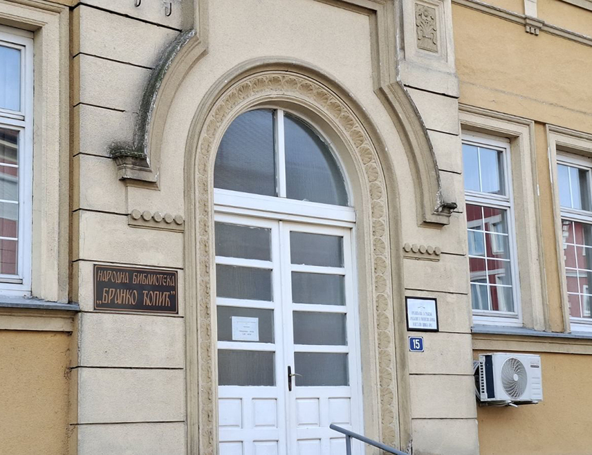 БРОД, 23. ФЕБРУАРА /СРНА/ - Народна библиотека "Бранко Ћопић" из Брода захвалила је за подршку иницијативи за подизање скулптуре великог пјесника Душка Трифуновића у његовом родном граду, али и поручила да не подржава политизацију оваквих намјера у култури.