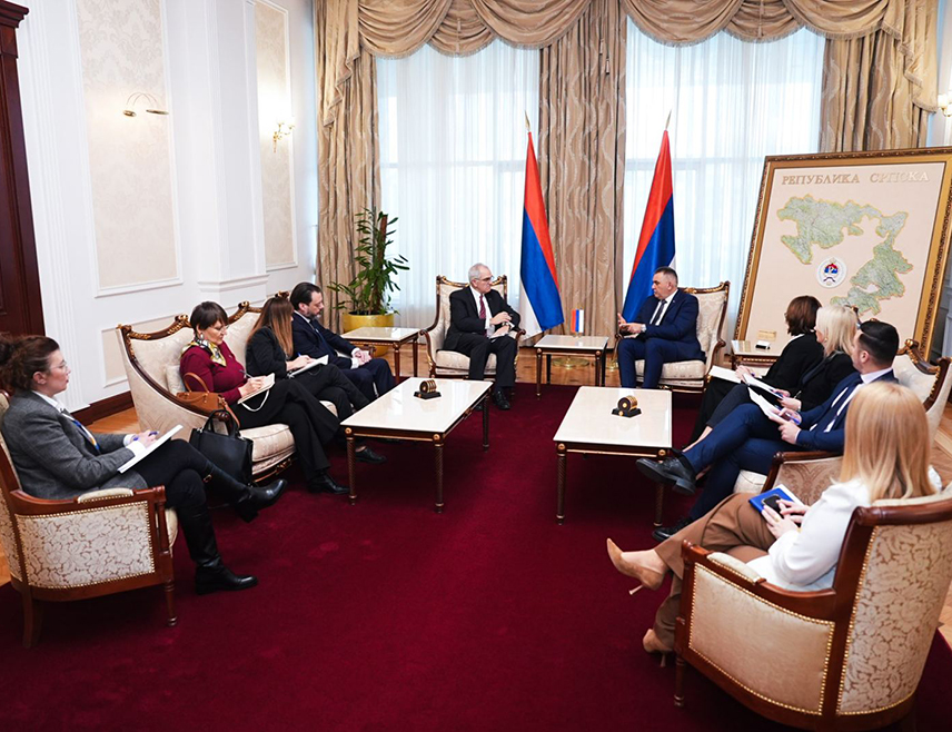 БАЊАЛУКА, 23. ФЕБРУАРА /СРНА/ - Домаћи дијалог је најбоље рјешење отворених питања у БиХ, истакао је предсједник Владе Републике Српске Саво Минић током састанка са шефом Мисије ОЕБС у БиХ Риком Холцаплом.