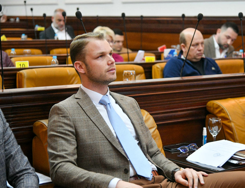 БАЊАЛУКА, 23. ФЕБРУАРА /СРНА/ - Извјештај о извршењу буџета града Бањалука за 2024. годину оголио је незаконитости градоначелника Драшка Станивуковића, јер је ставка за уговоре о дјелу пробијена са 80.000 на 203.000 КМ, саопштено је из Градског одбора СНСД-а Бањалука.