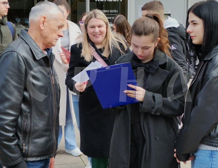 ДОБОЈ, 23. ФЕБРУАРА /СРНА/ - Ученици Техничке школе из Добоја разговарали су данас са грађанима о употреби туђица, поводом Дана матерњег језика, те указали на важности очувања језика као носиоца идентитета.