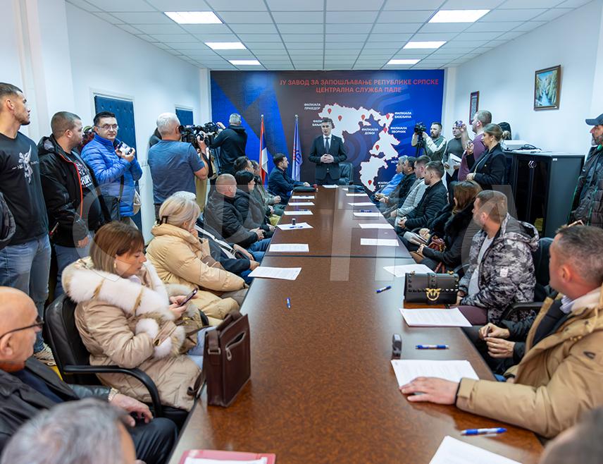 ПАЛЕ, 23. ФЕБРУАРА /СРНА/ - Запослење на подручју Источног Сарајева добило је 150 лица за шта ће бити издвојено око 750.000 КМ, захваљујући данас потписаним уговорима о запошљавању и самозапошљавању.