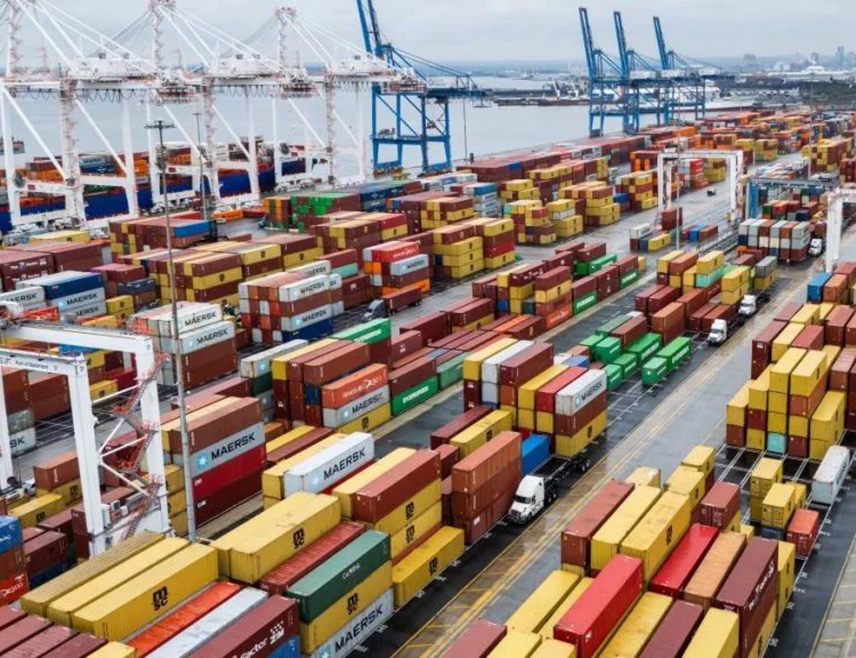 ВАШИНГТОН, 23. ФЕБРУАРА /СРНА - РИА Новости/ - Амерички предсједник Доналд Трамп истакао је да не мора поново да тражи одобрење Конгреса САД за увођење царина.