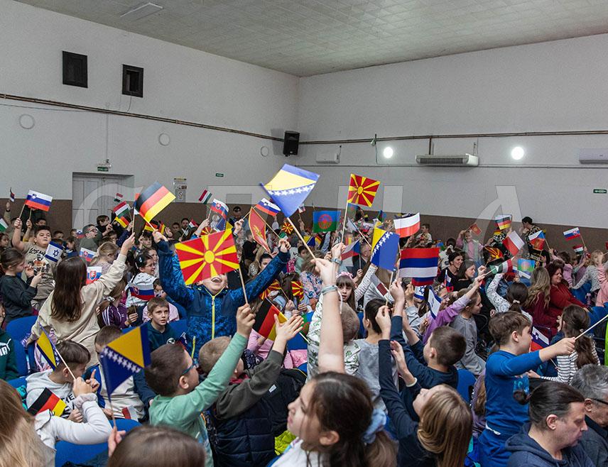 ПРЊАВОР, 23. ФЕБРУАРА /СРНА/ - Основне школе "Бранко Ћопић" и "Никола Тесла" из Прњавора, ОШ "Петар Кочић" Шибовска и Музичка школа "Константин Бабић" Прњавор у сарадњи са Савезом националних мањина Републике Српске данас су пригодним културно – умјетничким програмом обиљежили Међународни дан матерњег језика и показали да је Прњавор град у коме различитости повезују и спајају људе различитих националности.