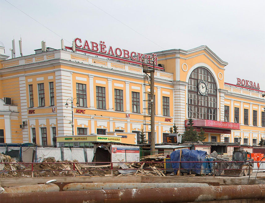 МОСКВА, 24. ФЕБРУАРА /СРНА - РИА Новости/ - Један полицајац је погинуо, а двојица су рањена у експлозији у близини жељезничке станице Савеловски у Москви, саопштено је из руског Истражног комитета.