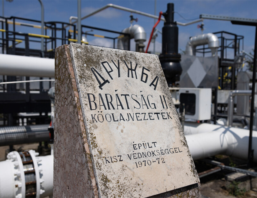 БРАТИСЛАВА, 24. ФЕБРУАРА /СРНА/ - Украјина је поново одгодила испоруку нафте Словачкој преко нафтовода "Дружба", и то до сутра, саопштено је из Министарства економије Словачке, наводећи да разлози за одлагање нису прецизирани.