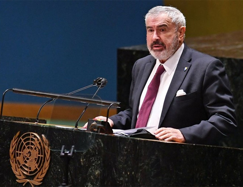 САРАЈЕВО, 24. ФЕБРУАРА /СРНА/ - Амбасадор БиХ у САД Свен Алкалај, познат по томе што је са тјелохранитељем након купања на мору у Хрватској полуго сједао у службени аутомобил и тако показао колико држи до дигнитета земље чији је репрезент, данас покушава да држи слово Милораду Додику, лидеру највеће политичке партије у БиХ.