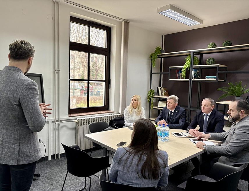 БАЊАЛУКА, 24. ФЕБРУАРА /СРНА/ - Министар за научнотехнолошки развој и високо образовање Републике Српске Драга Мастиловић рекао је да је Иновациони центар Бањалука будућност развоја предузетништа и да ће томе допринијети и едукација асистената и професора о употреби вјештачке интелигенције у послу.