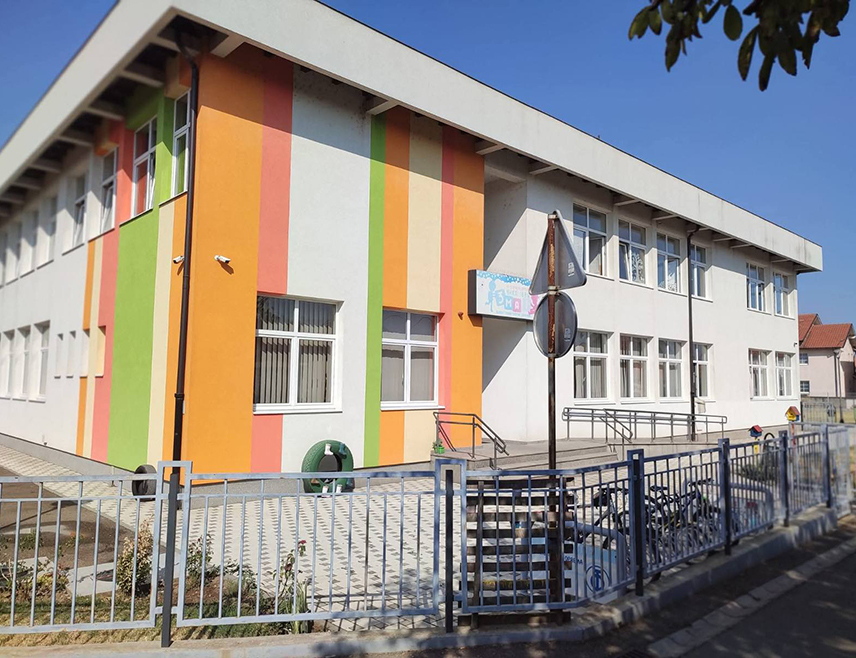 БИЈЕЉИНА, 24. фЕБРУАРА /СРНА/ - Руководство Дјечијег вртића "Чика Јова Змај" у Бијељини позвало је градоначелника Љубишу Петровића да престане са јавним манипулацијама и дискредитацијама и да радницима хитно исплати заостале плате јер су и они и њихове породице мјесецима без примања.