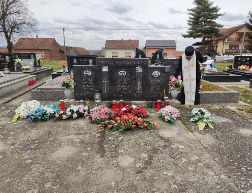 БЕОГРАД, 25. ФЕБРУАРА /СРНА/ - Навршиле су се 34 године од убиства четворочлане српске породице Радосављевић у Дарувару коју је ликвидирао хрватски војни полицајац само зато што су двоје дјеце и њихови родитељи били Срби, а потом њихова тијела разнио експлозивом.