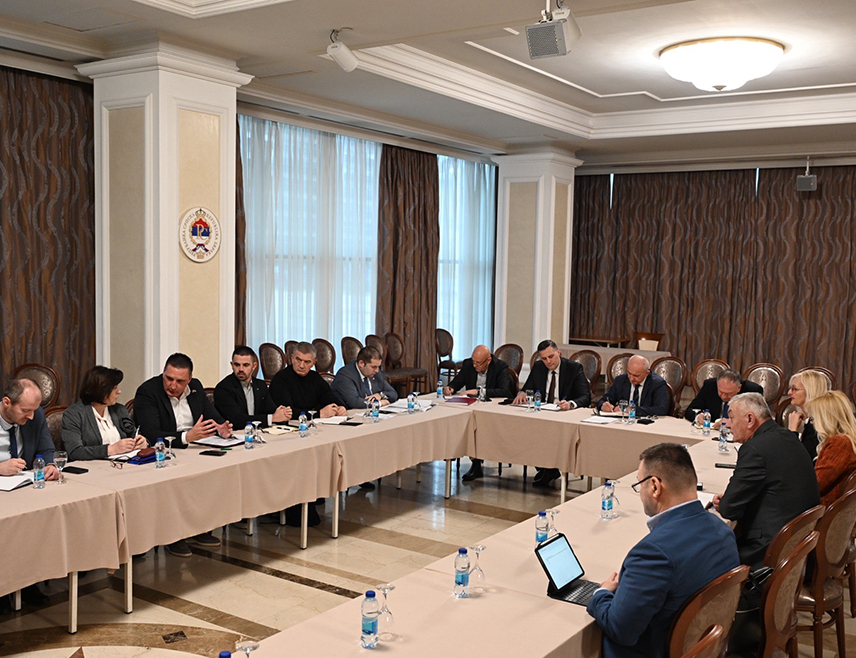 БАЊАЛУКА, 24. ФЕБРУАРА /СРНА/ - Гасна инфраструктура стратешки је приоритет Републике Српске, јединствен је став заузет на састанку о реализацији гасних пројеката који је у Бањалуци организовало Министарство енергетике и рударства Српске.