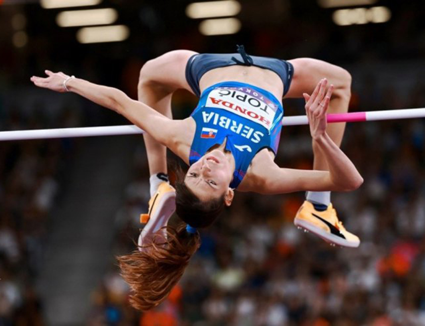 БЕОГРАД, 24. ФЕБРУАРА /СРНА/ - Српска атлетичарка Ангелина Tопић прескочила је два метра у скоку увис и оборила рекорд Сбије на митингу у Бањској Бистрици, у Словачкој.