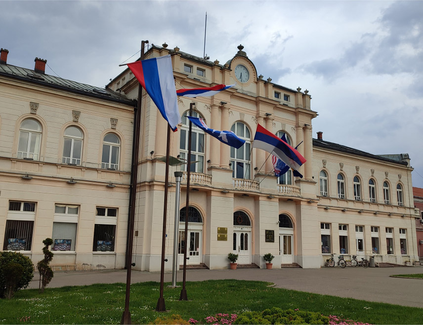 БИЈЕЉИНА, 24. ФЕБРУАРА /СРНА/ - Радник Градске управе у Бијељини Бране Грујичић поново је од Окружног јавног тужилаштва затражио да реагује по пријавама против градоначелника Љубише Петровића и сарадника, наводећи да су радници без плата у великим проблемима.