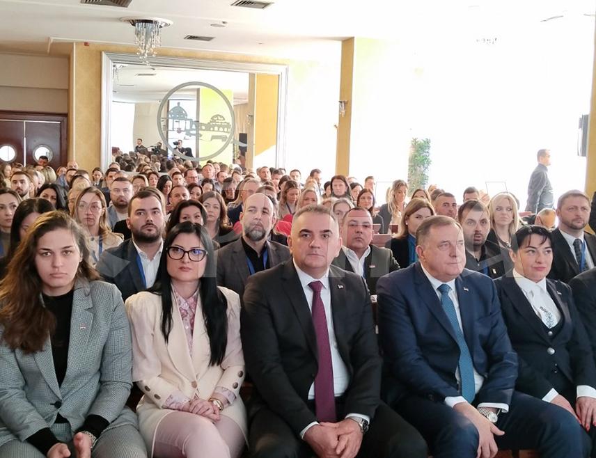 ЛАКТАШИ, 25. ФЕБРУАРА /СРНА/ - Четврта међународна конференција занатства и предузетништва Републике Српске, чији је циљ креирање бољег пословног окружења за развој ове области, почела је данас у Лакташима.