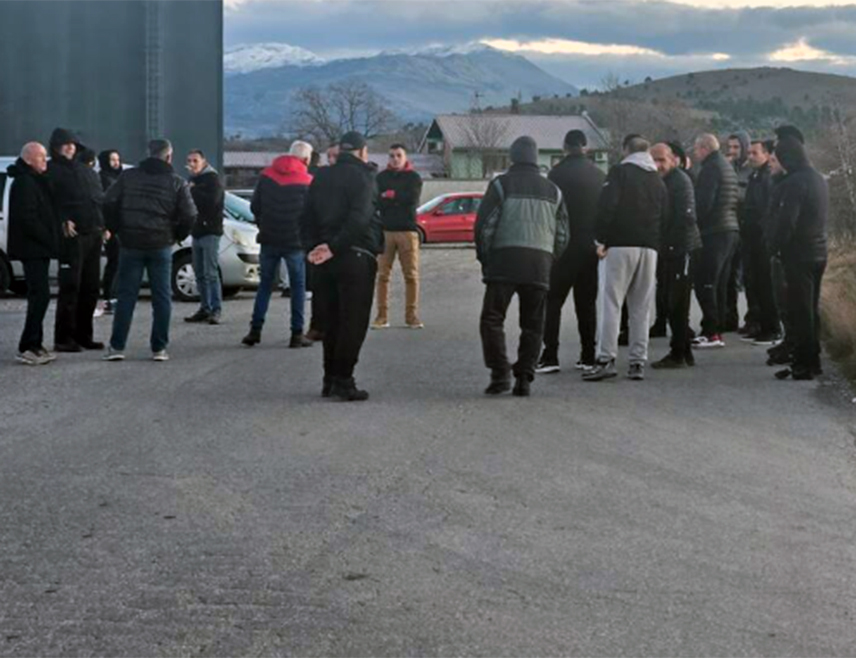 ПОДГОРИЦА, 25. ФЕБРУАРА /СРНА/ - Мјештани Ботуна поново су јутрос на два сата блокирали саобраћајницу испред градилишта постројења за пречишћавање отпадних вода гдје се радови изводе под будним оком полиције.