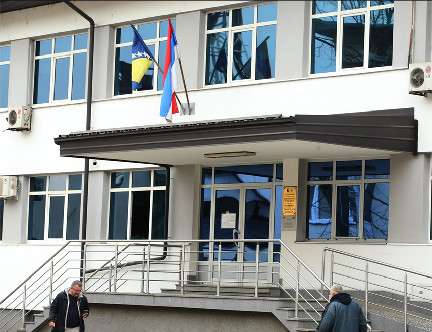 ДОБОЈ, 25. ФЕБРУАРА /СРНА/ - Основни суд у Теслићу потврдио је оптужницу против Теслићанина Елдина Хорића /41/ због тешке крађе и напада на полицијске службенике, саопштено је из добојског Окружног јавног тужилаштва.