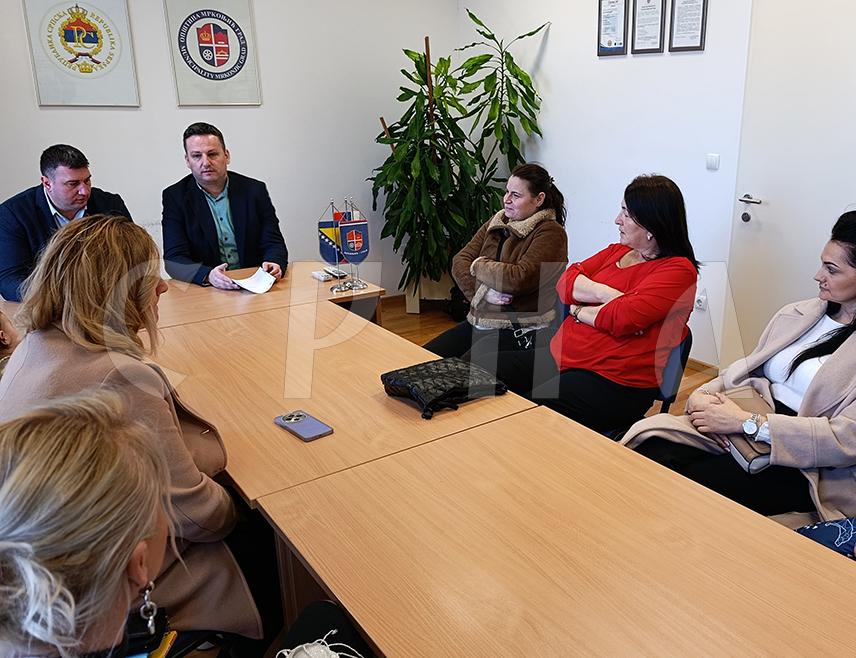 МРКОЊИЋ ГРАД, 25. ФЕБРУАРА /СРНА/ - Општинска управа Мркоњић Град организовала је данас пријем за седам мајки са подручја ове локалне заједнице које су у прошлој години родиле четврто или пето дијете, а овом приликом уручени су им пригодни поклони.