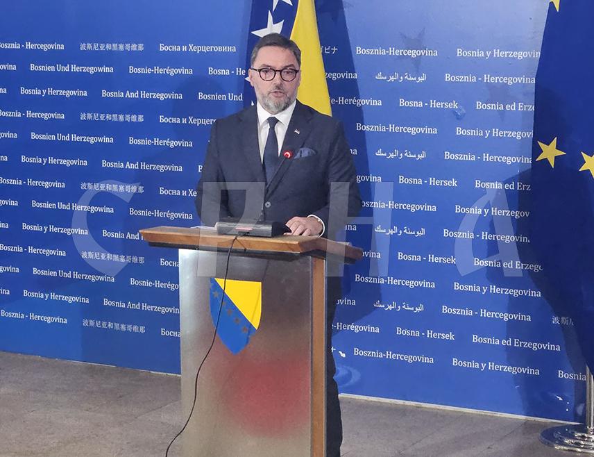 САРАЈЕВО, 25. ФЕБРУАРА /СРНА/ - Савјет министара данас није расправљао о увођењу заштитих мјера на увоз челика јер је Влада ФБиХ повукла претходно позитивно мишљење на тај приједлог, рекао је замјеник предсједавајуће Савјета министара Сташа Кошарац.