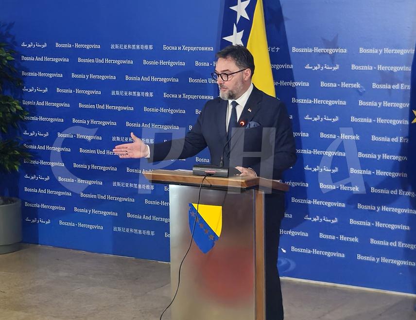 САРАЈЕВО, 25. ФЕБРУАРА /СРНА/ - Замјеник предсједавајућег Савјета министара Сташа Кошарац изјавио је данас да је дјеловање Кристијана Шмита нелегитимно, а да интервенције у буџетска питања и изборни процес представљају дерогирање институција БиХ.