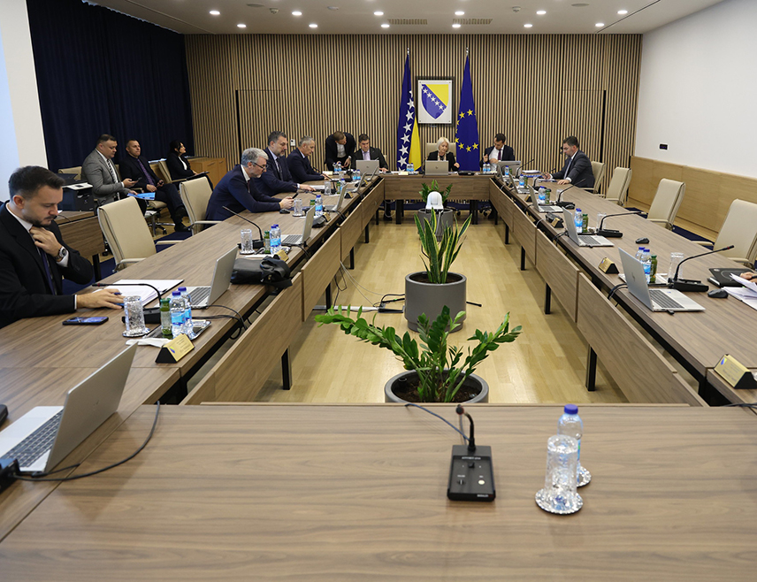 САРАЈЕВО, 25. ФЕБРУАРА /СРНА/ - Савјет министара донио је одлуку о стављању нераспоређених прихода са рачуна Уникредит банке на располагање Дирекцији за цивилно ваздухопловство БиХ у укупном износу од 1.083.772 КМ