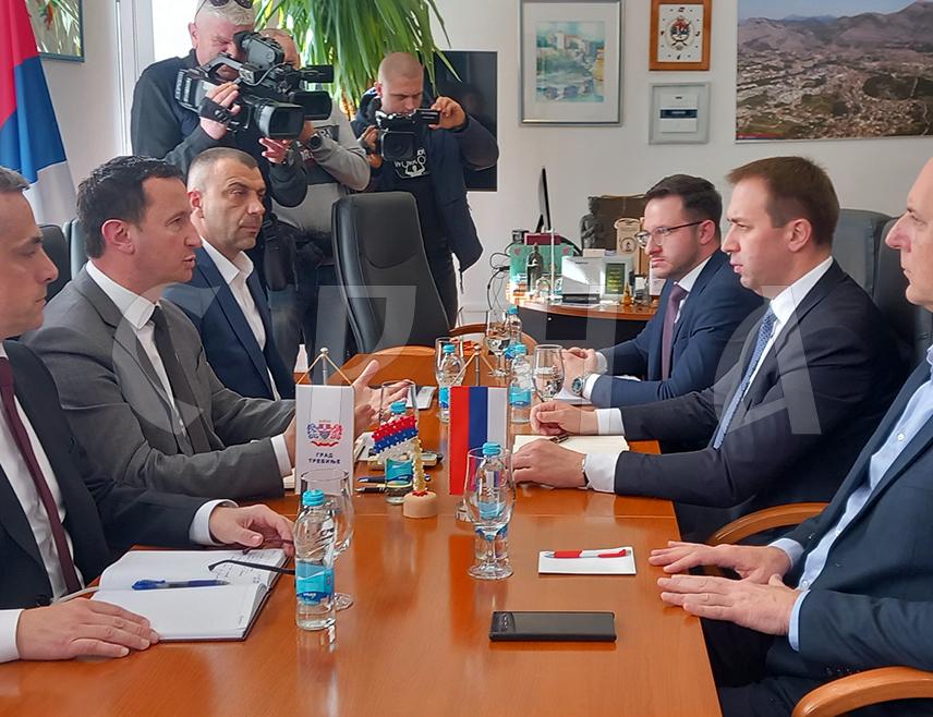 ТРЕБИЊЕ, 25. ФЕБРУАРА /СРНА/ - Министар правде Републике Српске Горан Селак и градоначелник Tребиња Мирко Ћурић разговарали су данас у Требињу о заштити и очувању градске и републичке имовине и ефикасности у раду правосудних институција.