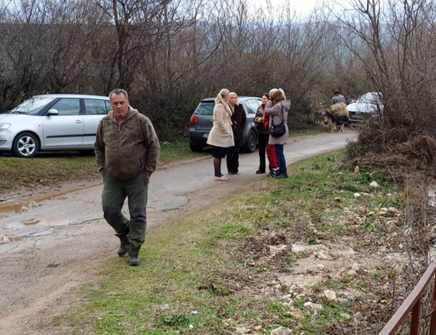 МОСTАР, 25. ФЕБРУАРА /СРНА/ - Центар за уклањање мина БиХ /БХМАК/ данас је, након извођења показне вјежбе спасавања деминера са брда Зукуља у Кутима, отворио радове на деминирању будућег каменолома изнад овог мостарског села, а мјештани већином Срби повратници и њихови сусједи Бошњаци  плаше се да ће постати нова Доња Јабланица.