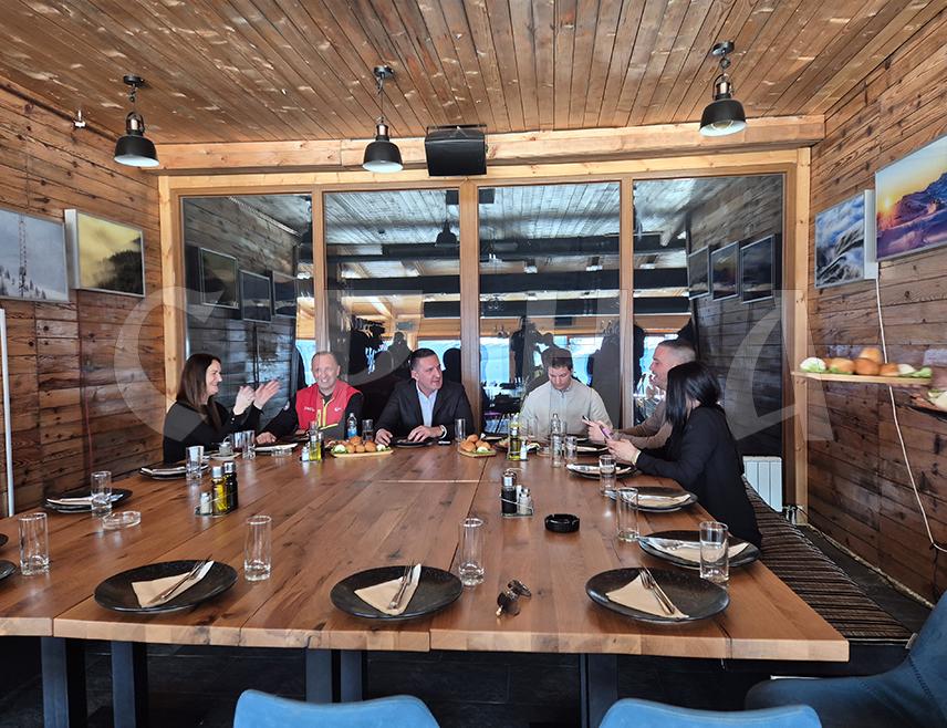 ЈАХОРИНА, 25. ФЕБРУАРА /СРНА/ - Олимпијски центар "Јахорина" организовао је данас пријем за паљанске олимпијце Марка Шљивића, Страхињу Ерића и Теодору Делипару поводом њихових изузетних резултата на Зимским олимпијским играма у Милану, за које је обезбиједио по 20.000 KМ подршке.