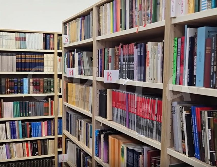 БУДИМПЕШТА, 25. ФЕБРУАРА /СРНА/ - Предсједник Народне скупштине Републике Српске Ненад Стевандић поклонио је данас књиге српској Гимназији "Никола Тесла" у Будимпешти.