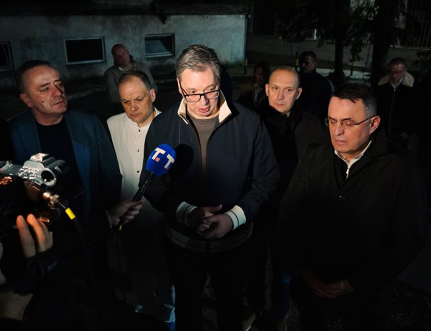 БЕОГРАД, 25. ФЕБРУАРА /СРНА/ - Потпредсједник Владе Србије и предсједник Социјалистичке партије Србије Ивица Дачић у тешкој је ситуацији, саопштио је предсједник Србије Александар Вучић вечерас испред Клинике за пулмологију у Клиничком центру Србије гдје га је обишао са члановима Владе.