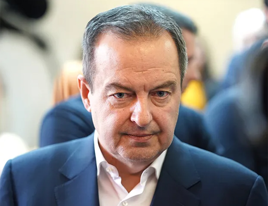 БЕОГРАД, 26. ФЕБРУАРА /СРНА/ - Здравствено стање потпредсједника Владе Србије Ивице Дачића и даље је тешко, али је ситуација стабилнија него синоћ, рекао је помоћник директора за пулмологију Клинике за пулмологију Спасоје Попевић.