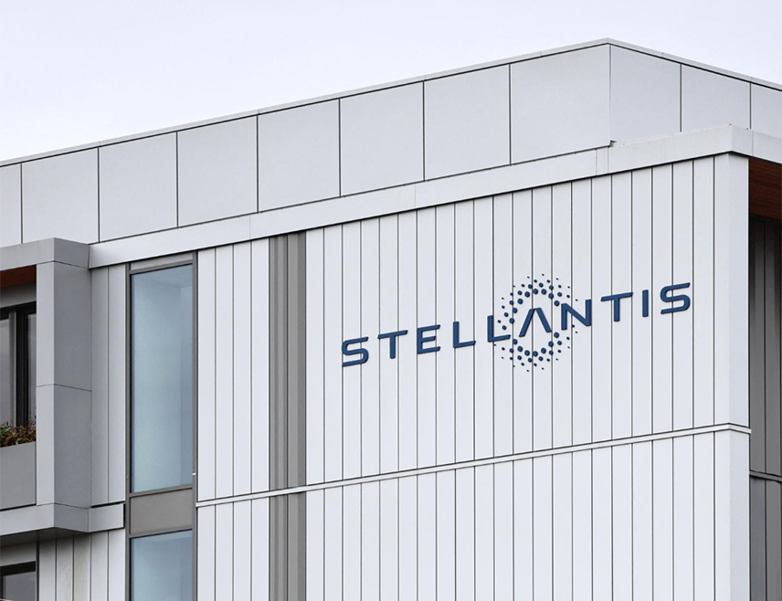 АМСТЕРДАМ, 26. ФЕБРУАРА /СРНА/ - Произвођач аутомобила "Стелантис" пријавио је огроман губитак од 22,3 милијарде евра за 2025. годину усљед промјене стратегије везане за електрична возила.