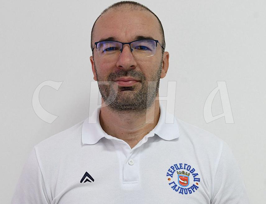 БЕОГРАД, 26. ФЕБРУАРА /СРНА/ - Кошаркаши "Херцеговца" из Гајдобре одиграли су у Београду затворену утакмицу са селекцијом Србије у оквиру припрема "орлова" за сутрашњи меч са Турском у квалификацијама за Свјетско првенство.