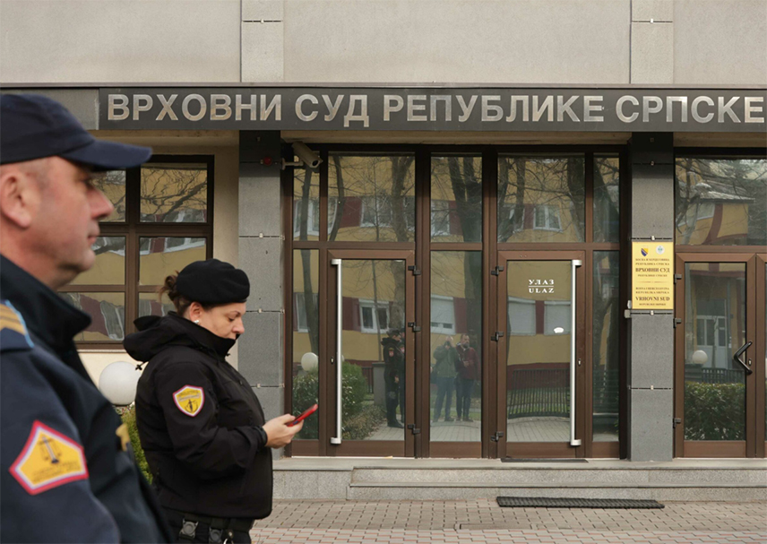 БАЊАЛУКА, 26. ФЕБРУАРА /СРНА/ - Врховни суд Републике Српске потврдио је првостепену пресуду Окружног суда у Добоју којом је некадашњи припадник Хрватског вијећа обране /ХВО/ Дејан Tошић осуђен на три и по године затвора за злочине над српским цивилима у логорима Дервенти.