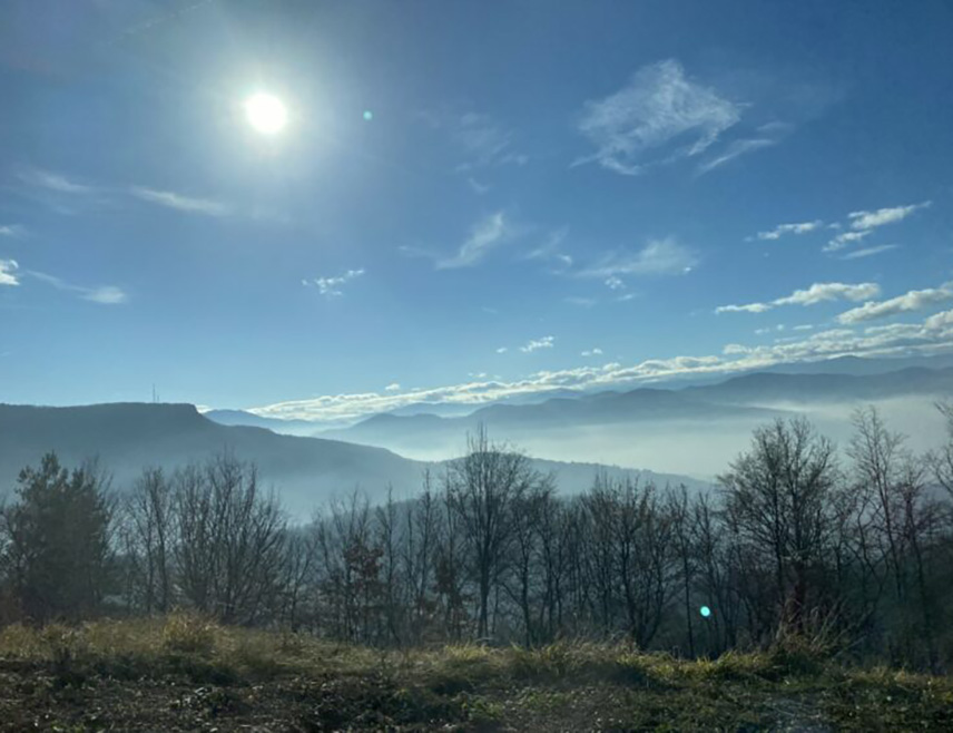 САРАЈЕВО, 26. ФЕБРУАРА /СРНА/ - У Републици Српској и Федерацији БиХ /ФБиХ/ сутра се очекује претежно сунчано и топлије вријеме од просјека, а на истоку облачно.