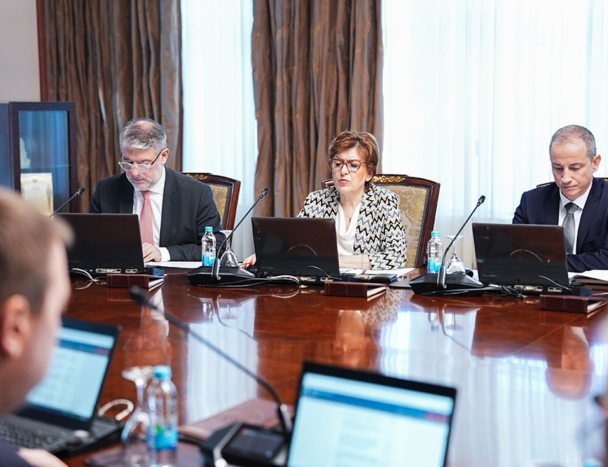 БАЊАЛУКА, 26. ФЕБРУАРА /СРНА/ - Влада Републике Српске усвојила је на данашњој сједници уредбу о физичком преносу готовине којом су прописани услови и начин уношења и изношења ефективног страног новца, конвертибилних марака, чекова, хартија од вриједности и других физичких преносивих инструмената плаћања.