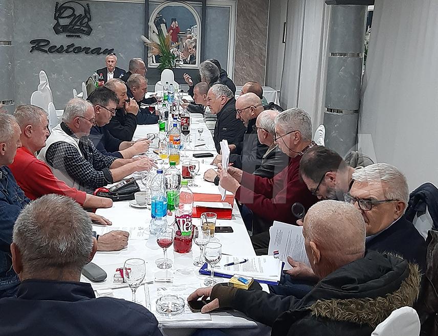 ПРЊАВОР, 26. ФЕБРУАРА /СРНА/ - На данашњој сједници Предсједништва Савеза ратних војних инвалида једногласно је усвојен закључак да се настави инсистирати да основица за обрачун личне инвалиднине буде нето плата из децембра претходне године, изјавио је у Прњавору предсједник Савеза Драган Врховац.