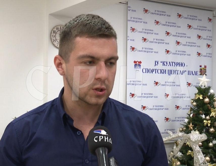 ИСТОЧНО САРАЈЕВО, 26. ФЕБРУАРА /СРНА/ - Несхватљиво је да неко велича агресоре, чак и да схватимо да има поданички карактер, изјавио је Срни историчар Лазар Шкобо реагујући на иницијативу за враћање споменика аустроугарском престолонасљеднику Францу Фердинанду и његовој супрузи Софији коју је усвојило Градско вијеће Сарајева.