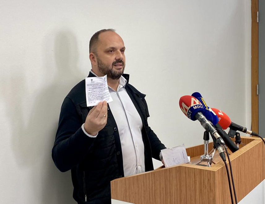 БЕОГРАД, 26. ФЕБРУАРА /СРНА/ - Градоначелник Сјеверне Митровице Милан Радојевић рекао је да је добио позив да се појави пред судом, након што је против њега поднијета кривична пријава због истицања банера са натписом "Мир Божји, Христос се роди" током обиљежавања Божића.