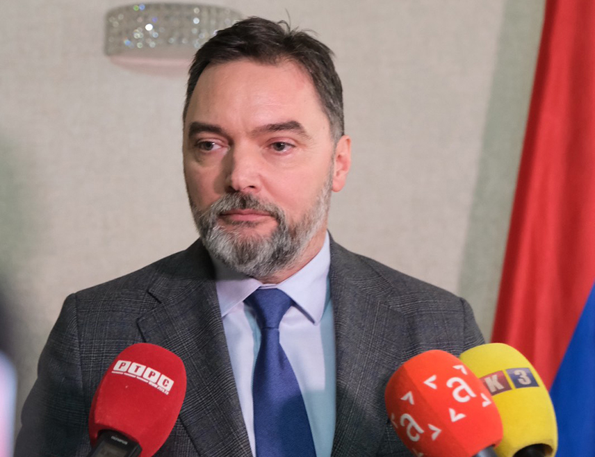 САРАЈЕВО, 26. ФЕБРУАРА /СРНА/ - Министар спољне трговине и економских односа у Савјету министара Сташа Кошарац изјавио је да су добри односи Републике Српске и Израела плод одговорне политике предсједника СНСД-а Милорада Додика, али да Сарајево оспорава све израелско.